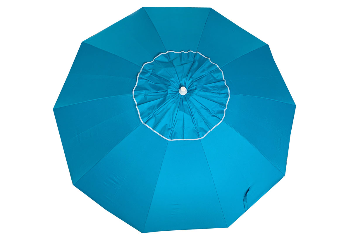 Η ομπρέλα τοποθετημένη στην παραλία την ώρα που προστατεύει το περιεχόμενό της από τις βλαβερές ακτίνες UV του ήλιου.